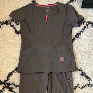 Koi lite slim fit scrub set